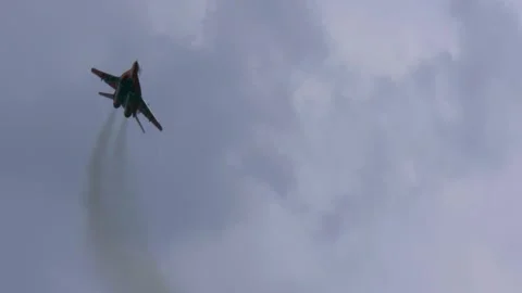 The Russian fighter jet is rapidly attacking and maneuvering 库存影片 234176561