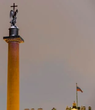 Russian flag with Alexander Column in front - St Petersburg Stock Photos