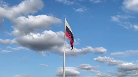 The Russian flag flutters in the wind against the blue sky. 库存影片 334915394