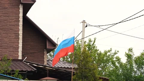 The Russian flag flutters in the wind on the territory of a private house Video stock 197515404