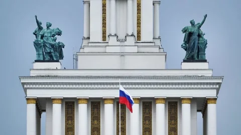 Russian flag on monumental classical building with rooftop statues and golden Vídeos de archivo 330346411
