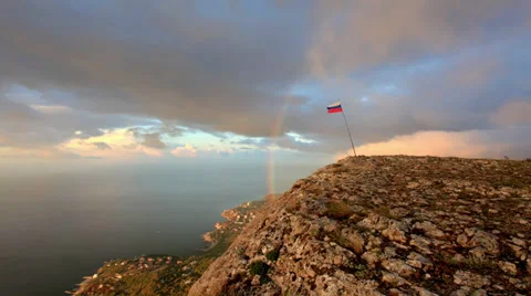 Russian flag on the top of a mountain Video stock 32007501