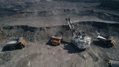 Russian flag in Walking excavator. Layers of coal in mine. 스톡 일러스트