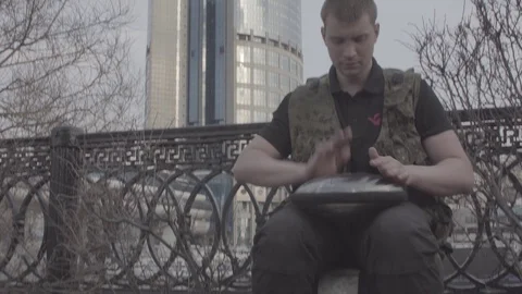 Russian man playing hapi drum in city Video stock 89081395