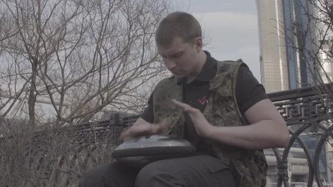 Russian man playing hapi drum side view Video stock 89081431