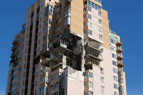 Russian missile damaged multi-storey dwelling building in Kiev city, Ukraine Foto stock