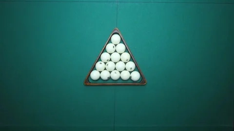 Russian pyramid billiards game setup, player preparing to shot Vídeos de archivo 76857362