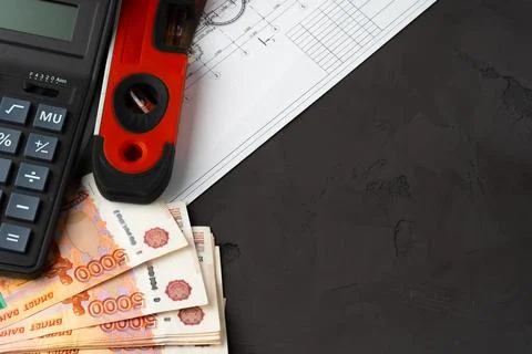 Russian roubles stack on blueprints wth calculator. Renovation, building Foto stock