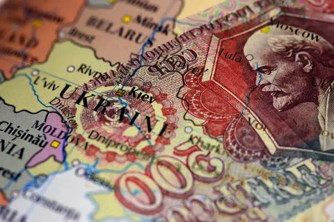 Russian ruble banknote and a map of Ukraine Stockfoto's