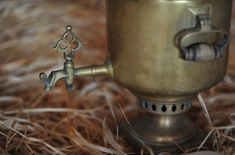 Russian samovar - the equivalent of a modern kettle on the background of hay Foto stock