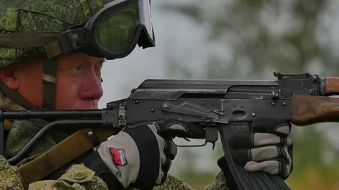 A russian soldier with a machine gun Video stock 79577958