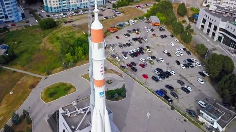 Russian space rocket statue outside Space Museum History, aerial parallax Vídeos de archivo 243003995