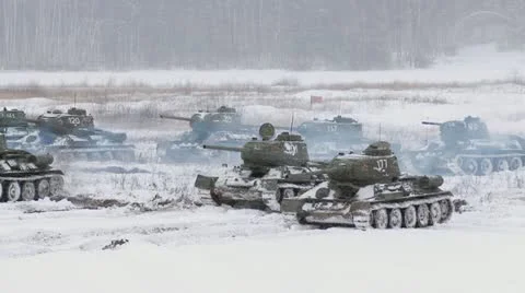 Russian Tanks T34 launched an attack against the enemy Видео 10999410