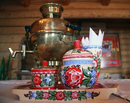 Russian tea drinking with samovar and traditional decorated wooden utensil Foto stock