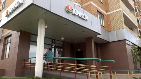 Russians buy basic necessities in Moscow, Moscú, RU - 16 May 2022 Video stock 204131097