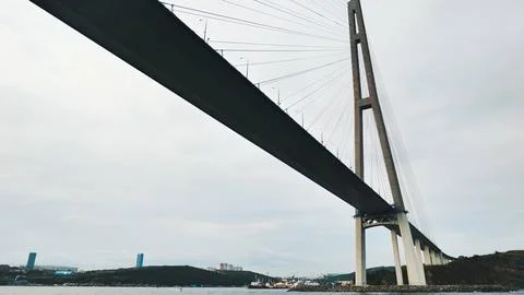 Russky bridge, a modern cable stayed structure, connects vladivostok to russky Foto stock