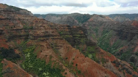 Rust colored canyon walls under drifting clouds on Kauai Vídeos de archivo 96046153