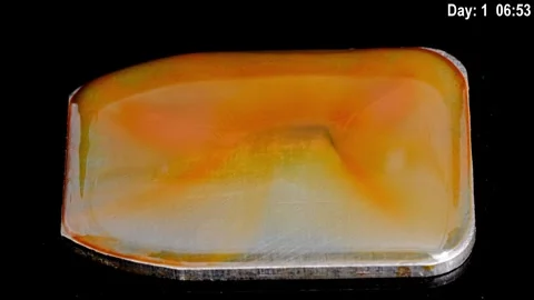 Rust forming on an iron plate in water time lapse Vídeos de archivo 341496457