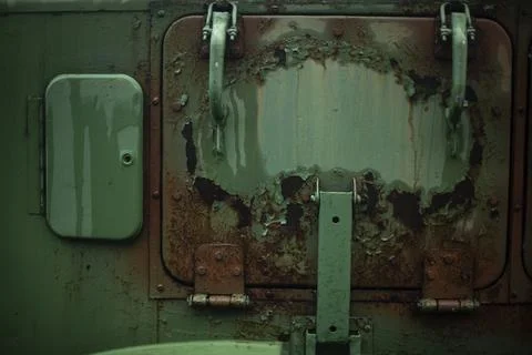Rust on metal. Field kitchen door. Rust on green paint. Old machine in detail Stockfoto's