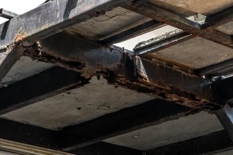 Rust on steel structural columns &amp; post floor support. Foto stock