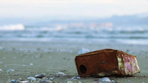 Rusted can on the sand 库存影片 660978