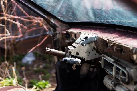 Rusted dashboard broken steering wheel, abandoned car interior with cracked g 스톡 사진