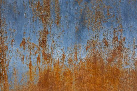 Rusted flat solid sheet metal surface background and texture with leftovers of Foto stock