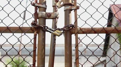 Rusted locked gate Vídeo Stock 54100190