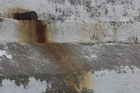 The rusted pipe leaves a rust-stained white wall Stock Photos