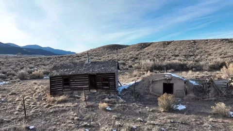 Rustic abandoned cabins in evening low light. 스톡 동영상 317518888