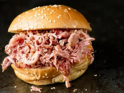 Rustic american barbecued pulled pork sandwich Foto stock