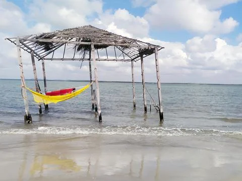 Rustic and old tent with hammock inside the beach. Deserted beach of Mangue S Stock-Fotos