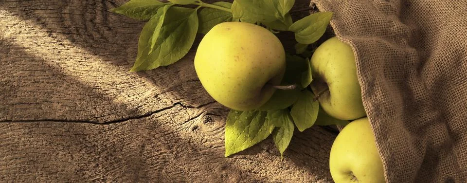 Rustic autumn kitchen top with apples Foto stock