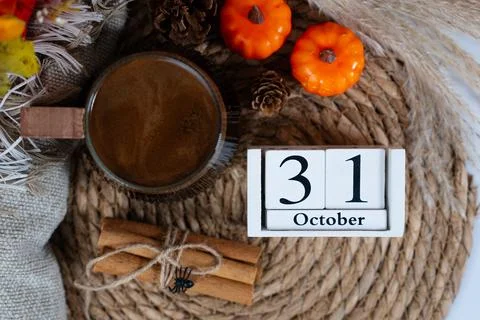Rustic autumn rope flat lay with pumpkins and October 31 calendar Stock Photos