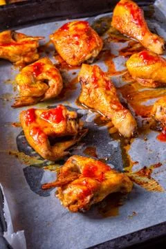 Rustic backed chicken wings,legs on baking tray Foto stock