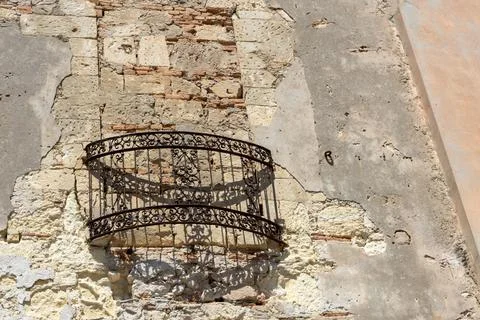 Rustic Balcony on Weathered Wall Foto stock