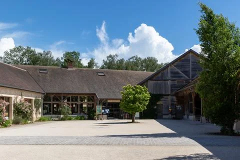 Rustic Barn with Courtyard and Trees at Center Parcs Villages Nature Paris,.. Foto stock