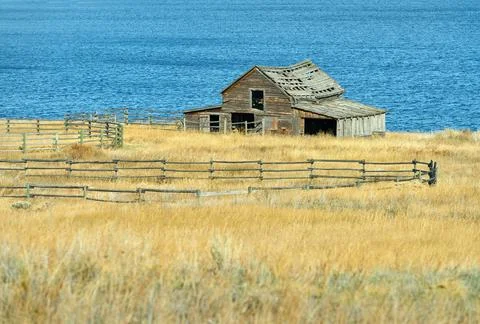 Rustic Barn on Lake Fotos de archivo