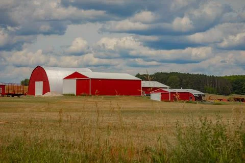 A Rustic Barn Sits Alone On A Farm During A Cloudy Afternoon Foto stock
