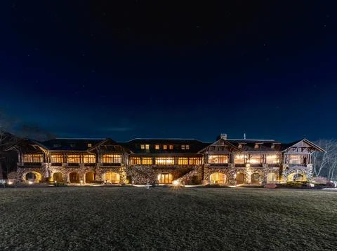 The rustic Bear Mountain Inn at night. Stock Photos