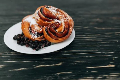 Rustic with black current berry pie on black wooden background. Foto stock