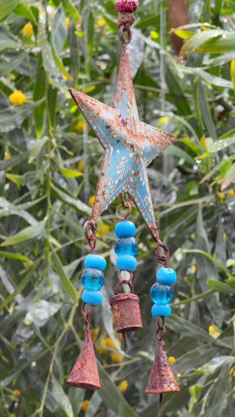Rustic Blue Star Wind Chime With Beads in Rain - 4K Vidéo 317723304