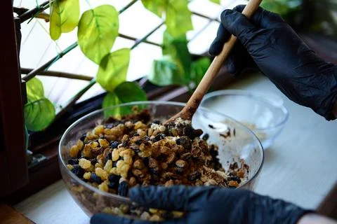 Rustic bowl with blended dates and nuts for vegan snack preparation Foto stock