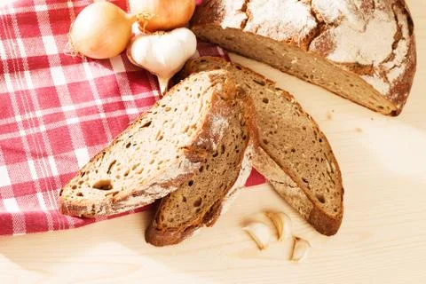 Rustic bread with garlic and onions from top Foto stock