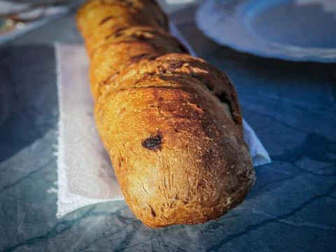 Rustic Bread Side Dish in Outdoor Sunshine Foto stock