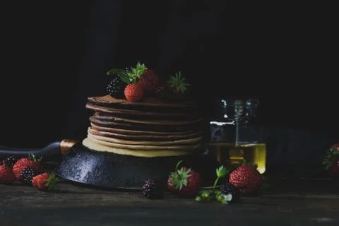 Rustic breakfast in the country side with pancakes and strawberries Foto stock