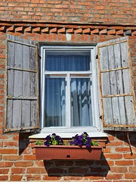 Rustic Brick House Window with Flowers Stockfoto's