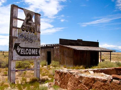 Rustic Building and Sign In Two Guns Arizona Fotos de archivo