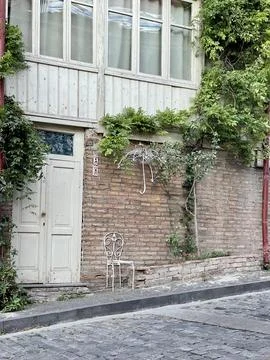 Rustic Building with Green Vines Stock-Fotos
