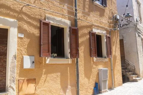 Rustic Building with Open Windows and Shutters Foto stock
